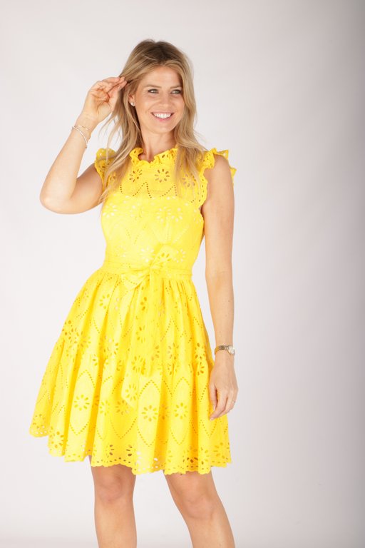 Gele speelse jurk met open in broderie van Feestelijke jurk en feestjurk, Kleedjes [2023] | Scalini